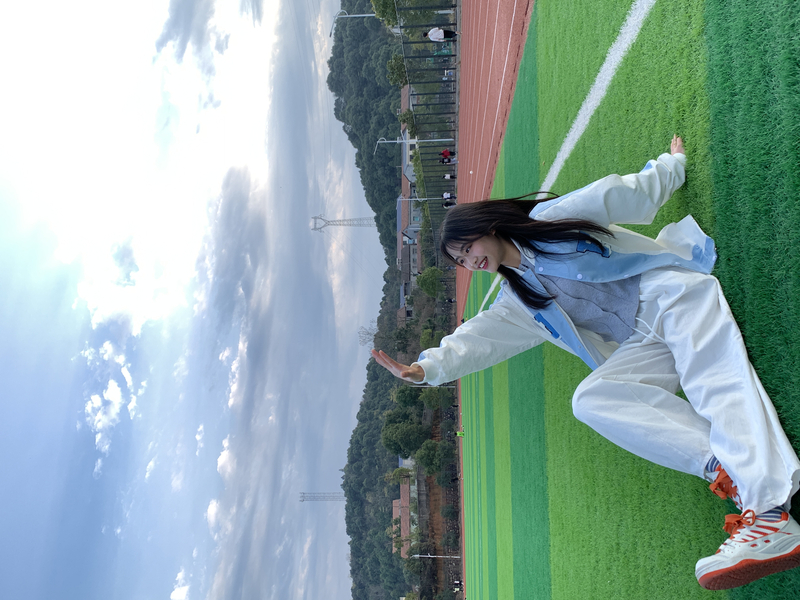 余诗洋 生活照.jpg